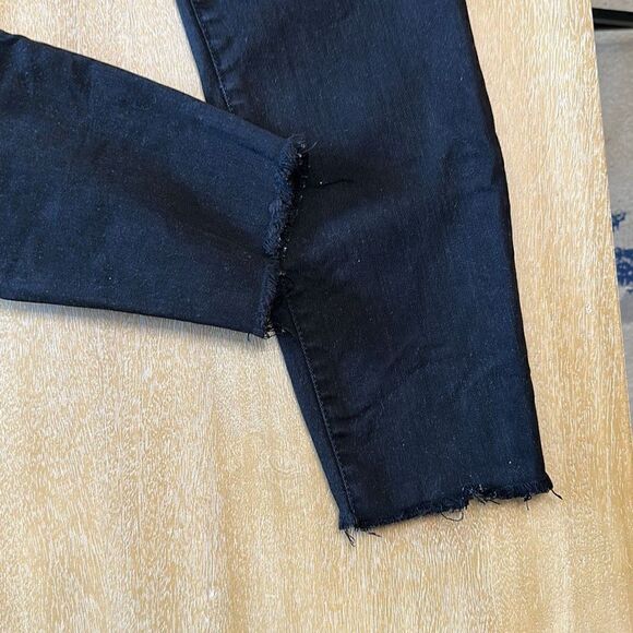 Madewell 9" Mid-Rise Skinny Crop Jeans in ISKO Stay Black™: Raw-Hem Edition - Picture 6 of 11